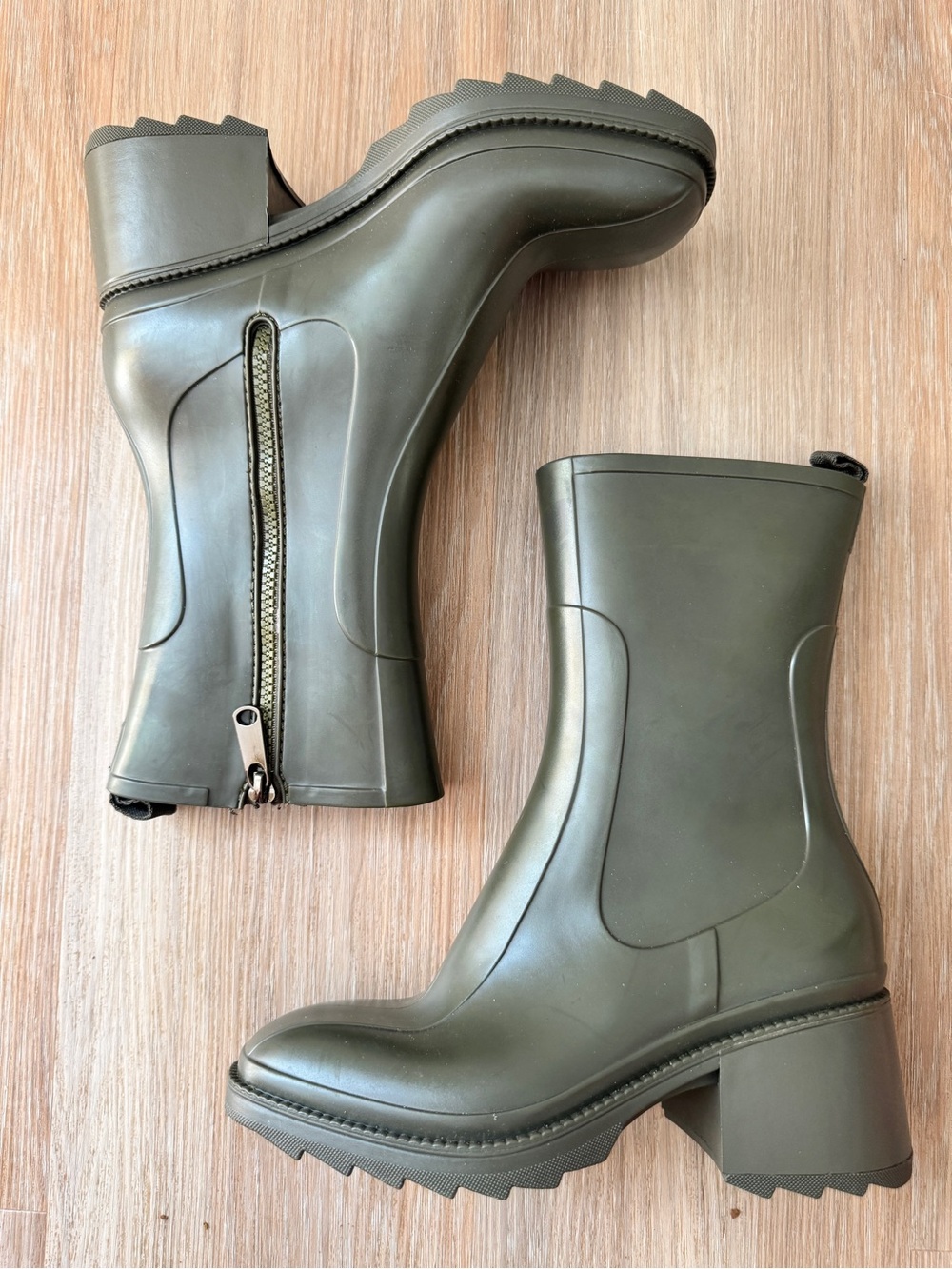Women’s 7 Olive Green Heeled Rain Boots Lug Sole Zip Betty Style EU 37